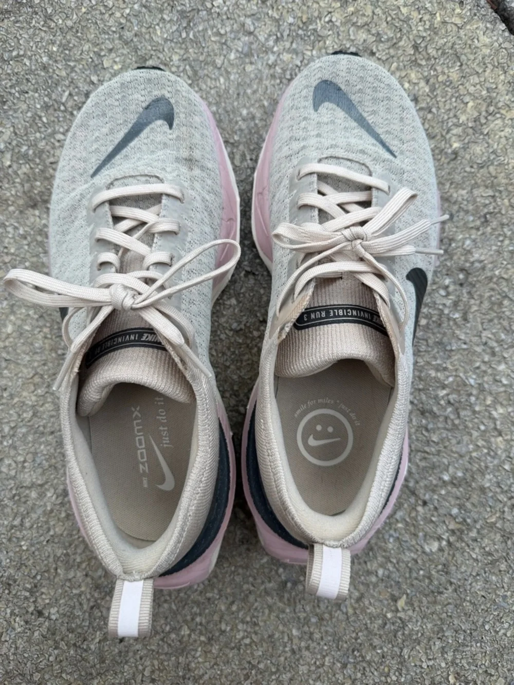 Nike Women's invincible run 3 Running Shoes in Beige with Pink and Black Swoosh - Picture 3 of 7